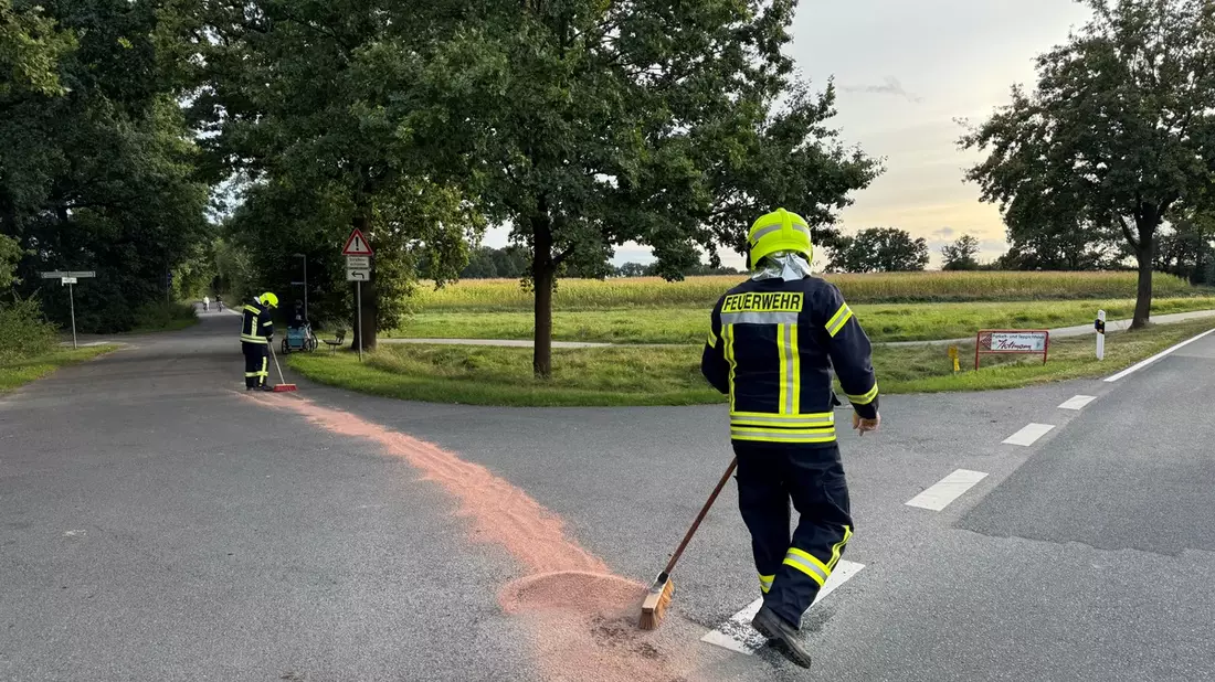 FW Flotwedel: Praxisnahe Ausbildung: Jugendfeuerwehr Eicklingen erhält Einblick in die Arbeit der Einsatzabteilung - Realeinsatz während Übung erfolgreich abgearbeitet - Bild: presseportal.de