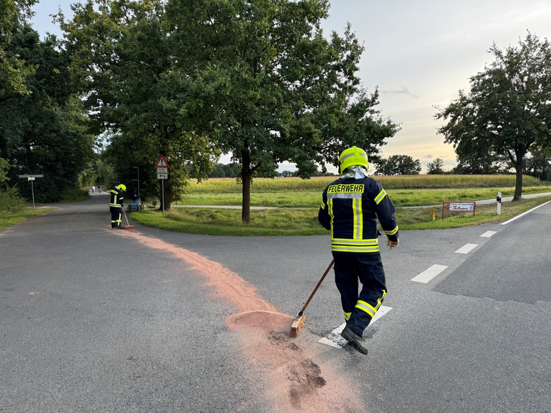 FW Flotwedel: Praxisnahe Ausbildung: Jugendfeuerwehr Eicklingen erhält Einblick in die Arbeit der Einsatzabteilung - Realeinsatz während Übung erfolgreich abgearbeitet - Foto: presseportal.de