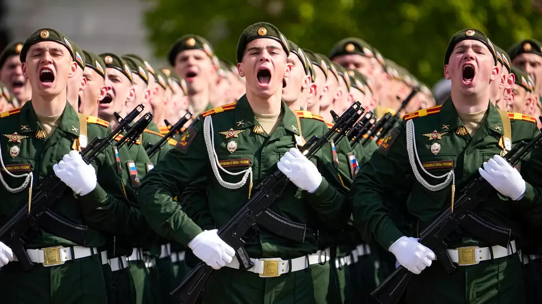 Russland will die Zahl seiner Soldaten noch einmal deutlich erhöhen. (Archivbild) - Bild: Alexander Zemlianichenko/AP/dpa