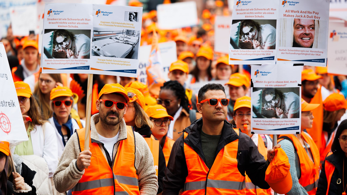 Tausende Ärztinnen und Ärzte demonstrieren auf dem Römerberg. - Foto: Lando Hass/dpa