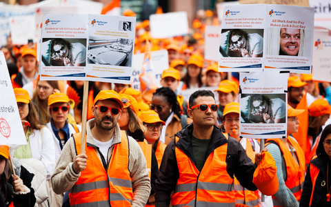 Tausende Ärztinnen und Ärzte demonstrieren auf dem Römerberg. - Foto: Lando Hass/dpa