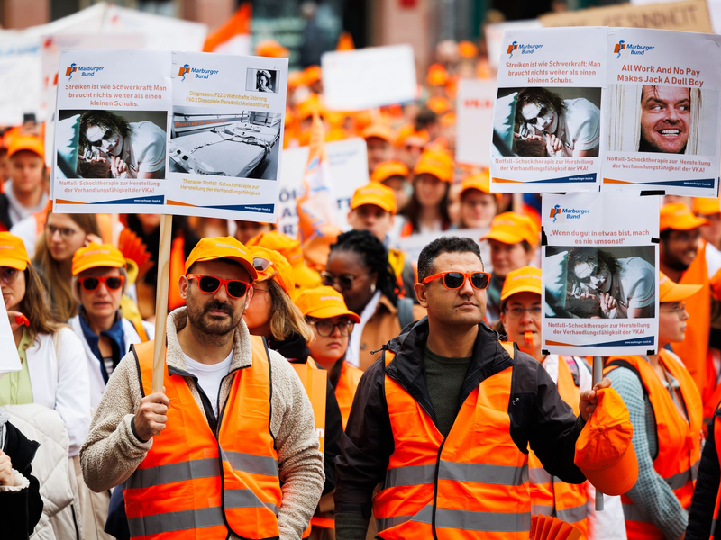 Tausende Ärztinnen und Ärzte demonstrieren auf dem Römerberg. - Foto: Lando Hass/dpa