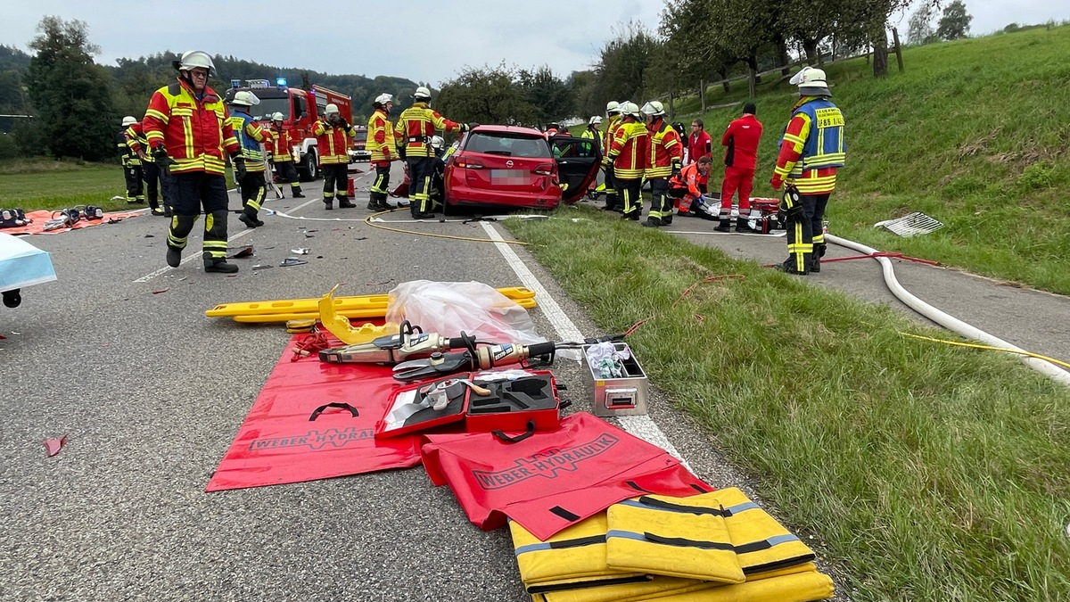 KFV Bodenseekreis: Frontalzusammenstoß: Feuerwehr befreit eingeklemmte Fahrerin - Foto: presseportal.de