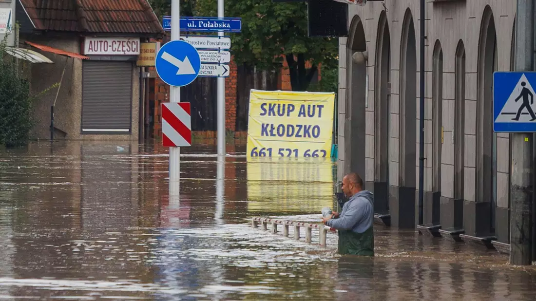 Überschwemmt und verwüstet: Klodzko in Polen. - Bild: Krzysztof Zatycki/AP/dpa