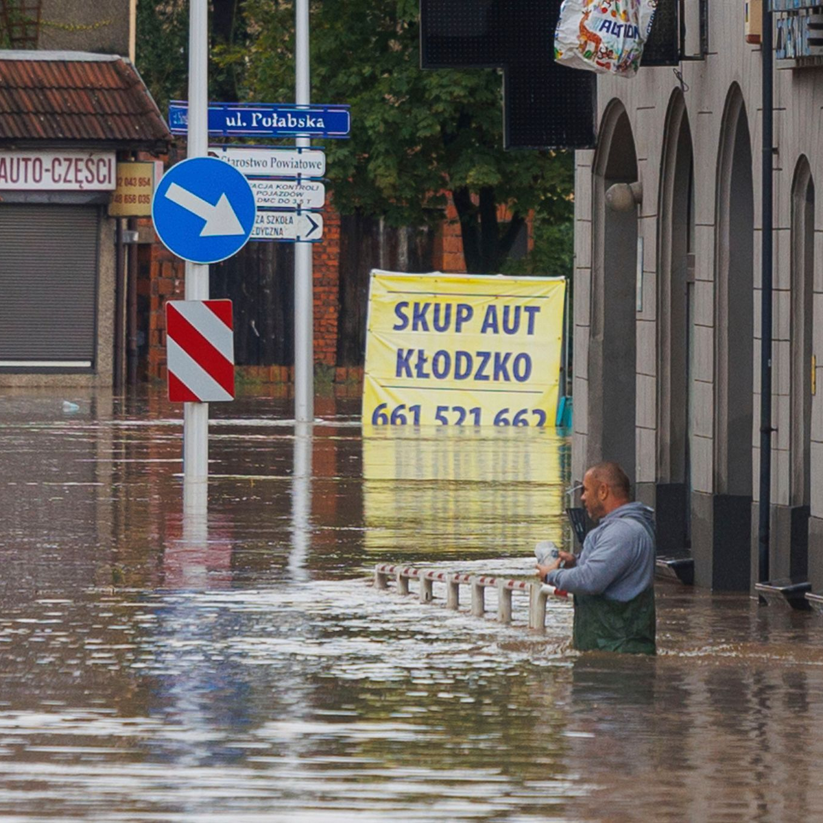 Überschwemmt und verwüstet: Klodzko in Polen. - Foto: Krzysztof Zatycki/AP/dpa