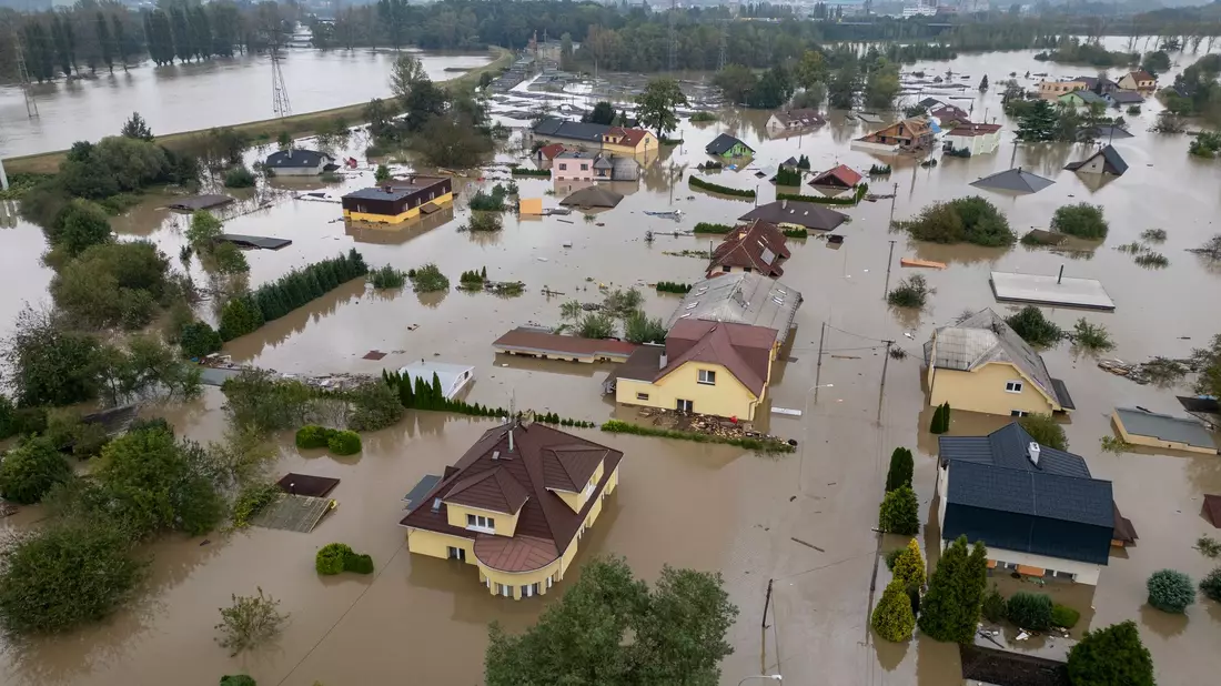 In Tschechien sind Ortschaften sind teils zu 80 Prozent überflutet.  - Bild: Darko Bandic/AP/dpa