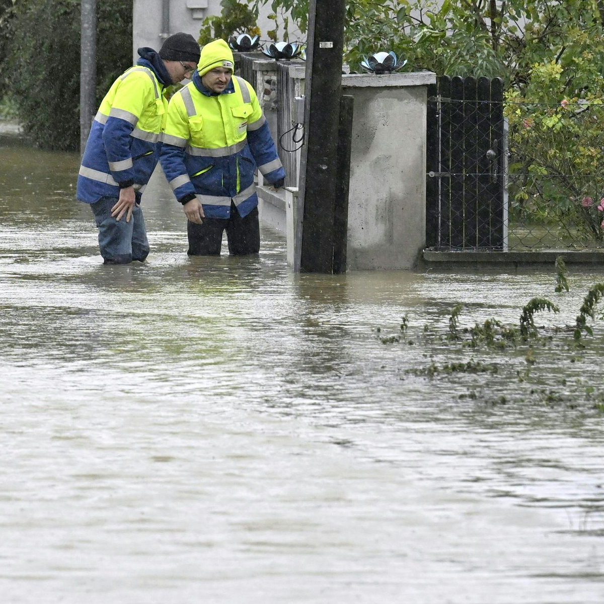 Eine Hütte in Pottenbunn im österreichischen Gebiet St. Pölten ist von Hochwasser umgeben. - Foto: Helmut Fohringer/APA/dpa