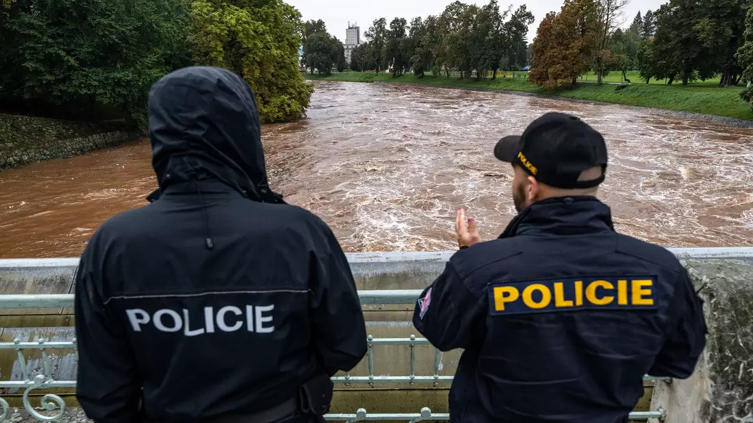 In Tschechien haben die Aufräumarbeiten nach dem Hochwasser begonnen. - Bild: Taneèek David/CTK/dpa