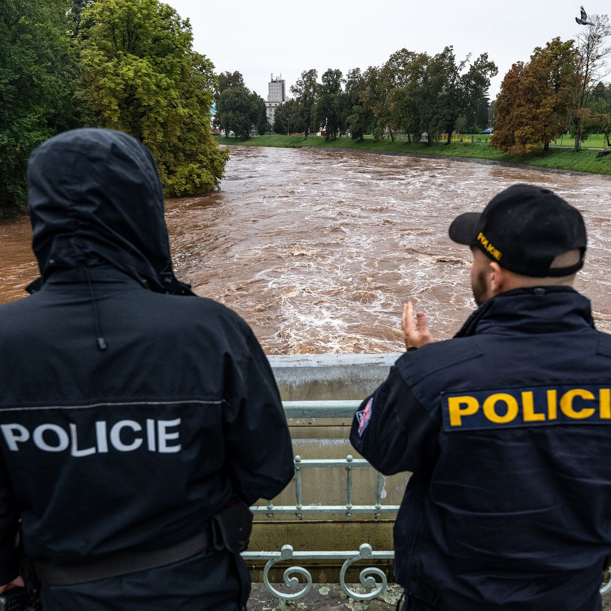 In Tschechien haben die Aufräumarbeiten nach dem Hochwasser begonnen. - Foto: Taneèek David/CTK/dpa