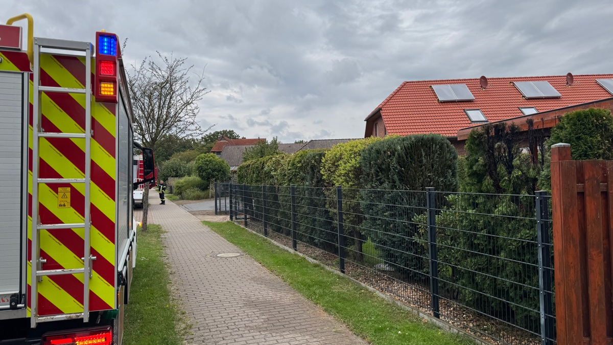 FW Flotwedel: Heckenbrand im Mühlenweg - Eigentümer reagieren schnell - Foto: presseportal.de