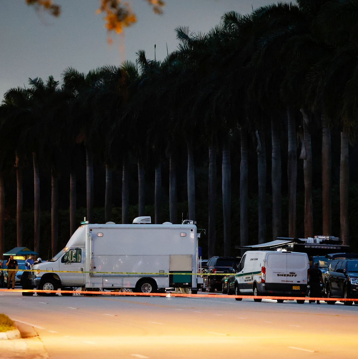 Nach dem Schussvorfall untersucht die Polizei den Tatort. - Foto: Terry Renna/AP/dpa