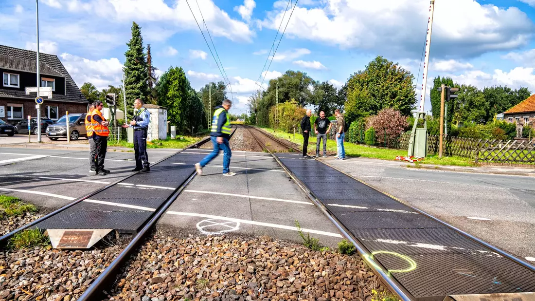 Das Kreuz am Bahnübergang markiert die Katastrophe: Eine 14-Jährige starb auf ihrem Schulweg  - Bild: Arnulf Stoffel/dpa