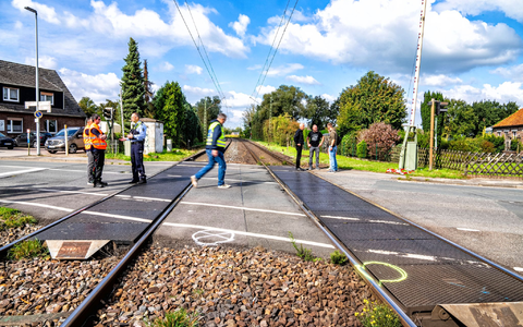 Das Kreuz am Bahnübergang markiert die Katastrophe: Eine 14-Jährige starb auf ihrem Schulweg  - Foto: Arnulf Stoffel/dpa