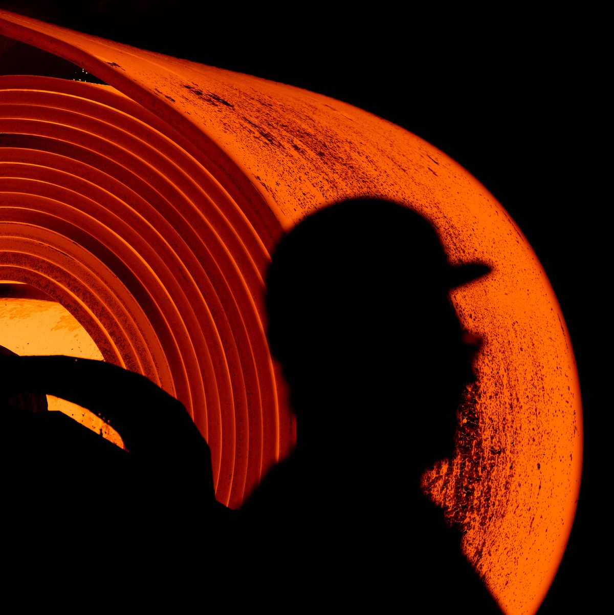 Ein Stahlarbeiter bei der Arbeit - er hat eine neue Chef-Chefin.  - Foto: Rolf Vennenbernd/dpa