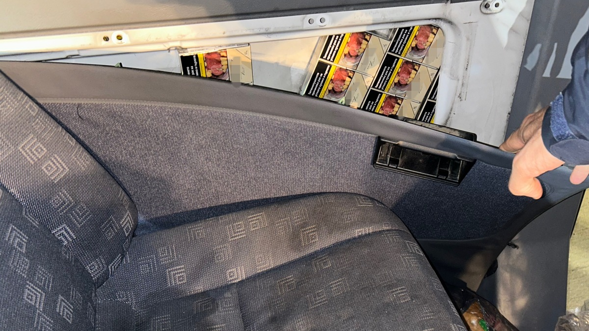 HZA-DD: Zoll findet rund 10.000 Zigaretten in mehreren Verstecken eines Fahrzeugs - Foto: presseportal.de