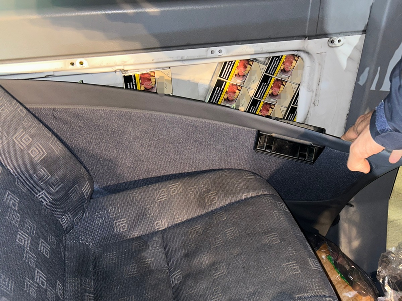 HZA-DD: Zoll findet rund 10.000 Zigaretten in mehreren Verstecken eines Fahrzeugs - Foto: presseportal.de