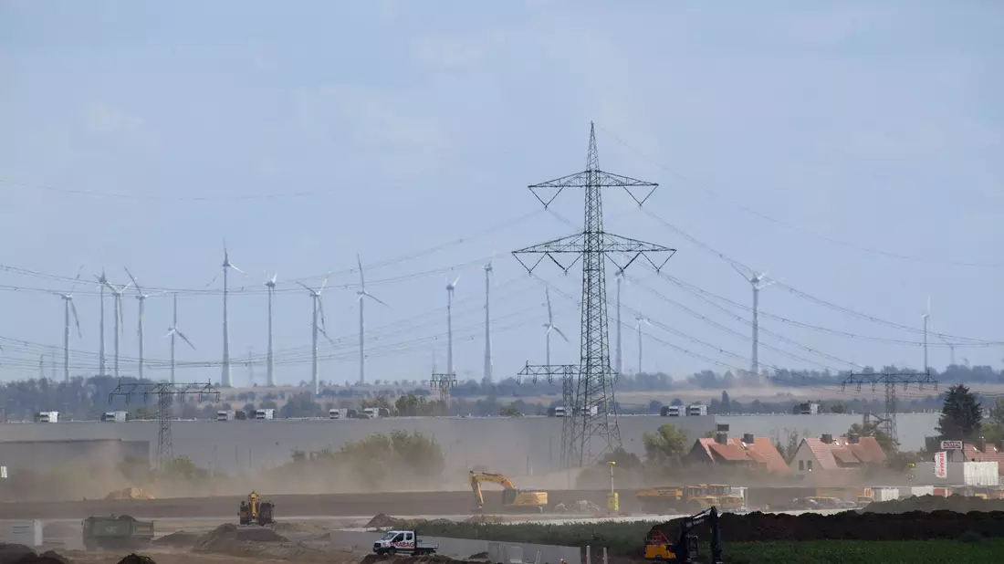 Baufahrzeuge auf der Baustelle der zunächst geplanten Intel-Fabriken im Sommer 2024. Ministerpräsident Haseloff hofft nun auf andere Ansiedlungen auf dem Gelände. - Bild: Klaus-Dietmar Gabbert/dpa