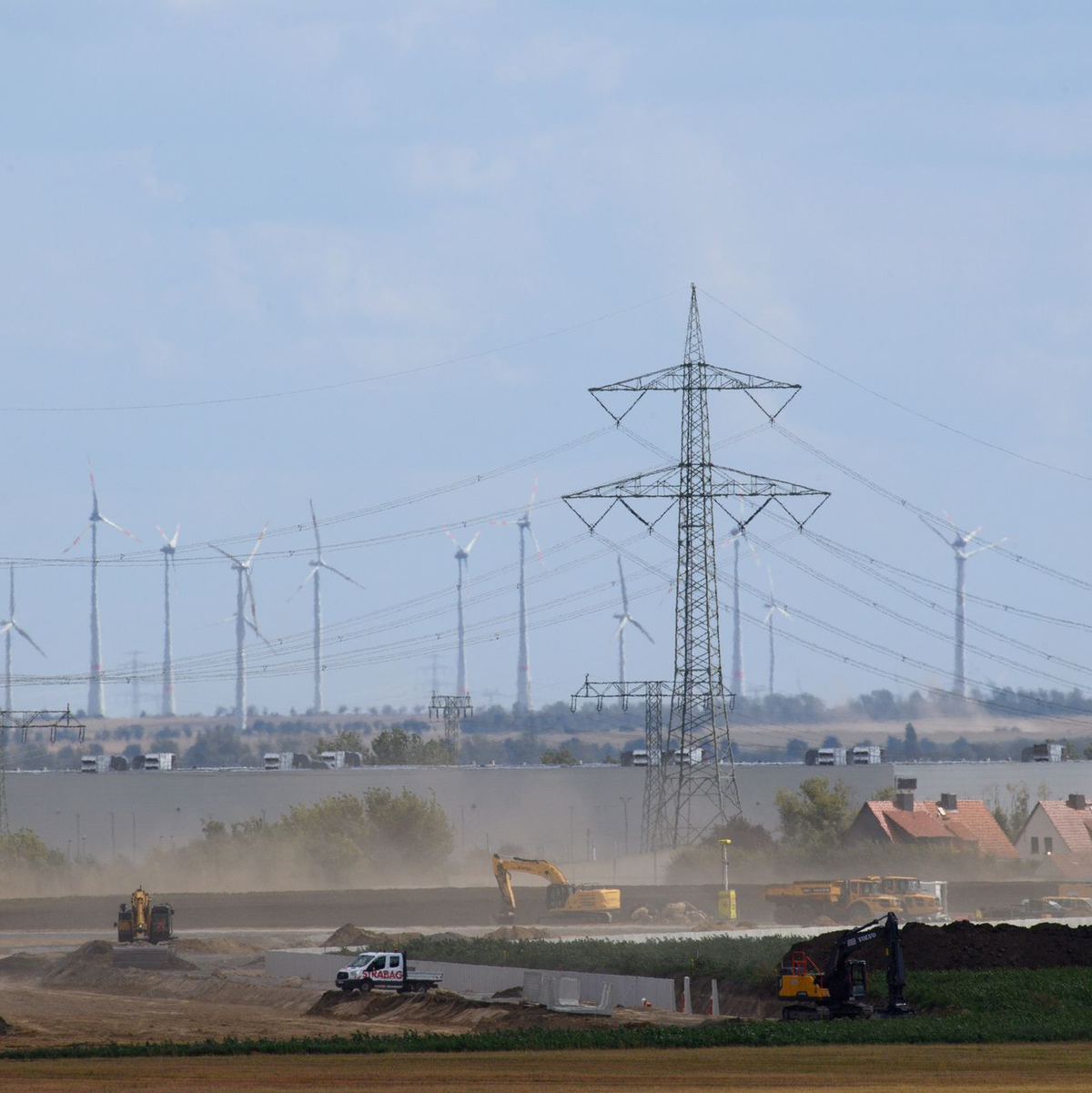 Baufahrzeuge auf der Baustelle der zunächst geplanten Intel-Fabriken im Sommer 2024. Ministerpräsident Haseloff hofft nun auf andere Ansiedlungen auf dem Gelände. - Foto: Klaus-Dietmar Gabbert/dpa