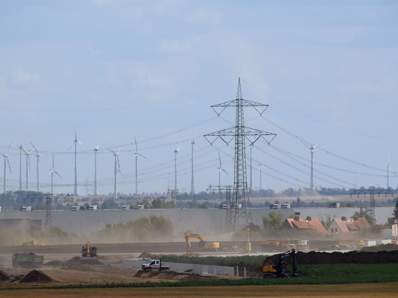 Die Bagger sind auf dem Intel-Gelände in Magdeburg bereits aktiv gewesen. (Archivbild) - Foto: Klaus-Dietmar Gabbert/dpa