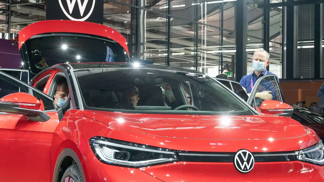 Ein VW ID.5 bei der Vorstellung des Modells. Auch dieses Elektroauto wird vom Kraftfahrtbundesamt als SUV geführt.  - Bild: Ronald Bonss/dpa-Zentralbild/dpa