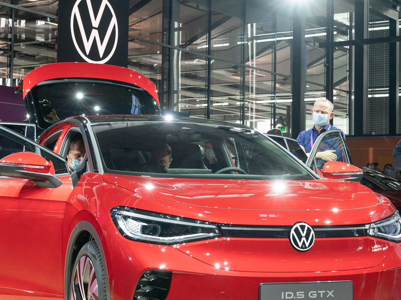 Ein VW ID.5 bei der Vorstellung des Modells. Auch dieses Elektroauto wird vom Kraftfahrtbundesamt als SUV geführt.  - Foto: Ronald Bonss/dpa-Zentralbild/dpa