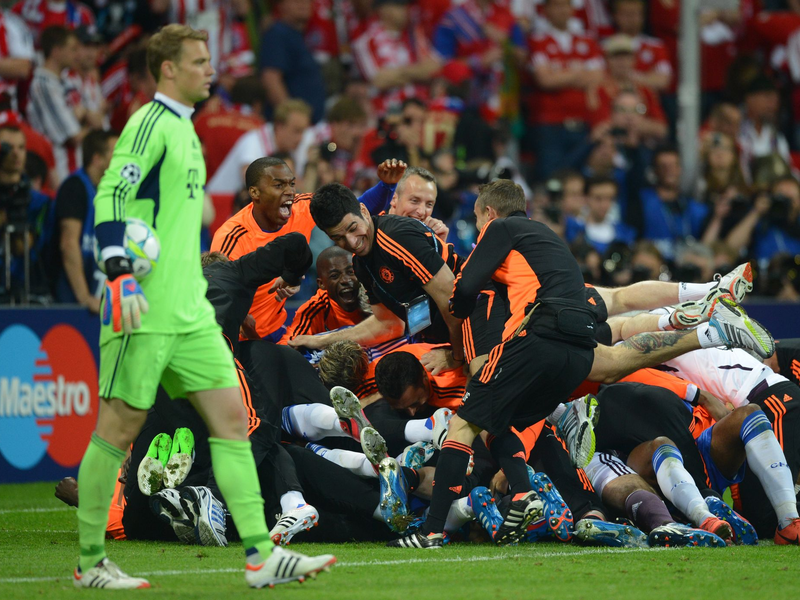 Manuel Neuer nach dem verlorenen Finale 2012 in München. Im Hintergrund jubeln die Spieler des FC Chelsea. - Foto: Marcus Brandt/dpa
