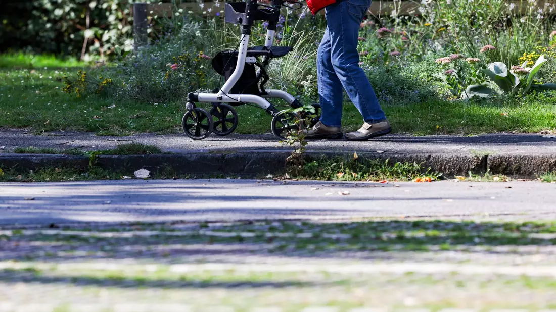 Die Zahl der Todesfälle aufgrund von Alzheimer hat sich binnen 20 Jahren fast verdoppelt, wie aus einer Statistik des Statistischen Bundesamts hervorgeht (Symolbild). - Bild: Christoph Reichwein/dpa
