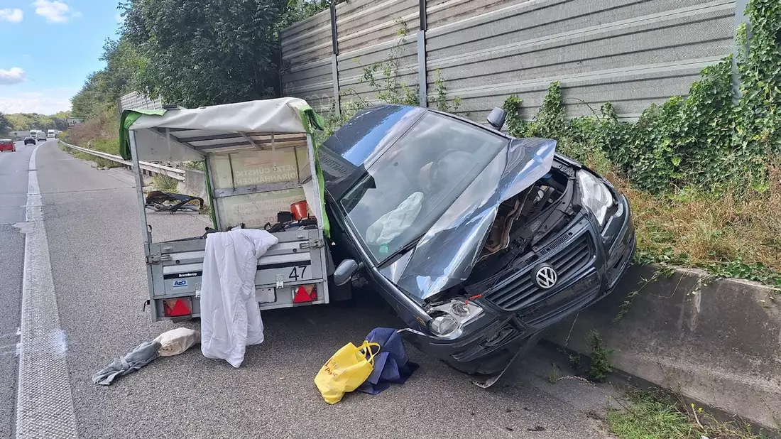 POL-DEL: Autobahnpolizei Ahlhorn: Verkehrsunfall mit einer leicht verletzten Person auf der Autobahn 28 in Delmenhorst +++ Erhebliche Verkehrsbehinderungen - Bild: presseportal.de