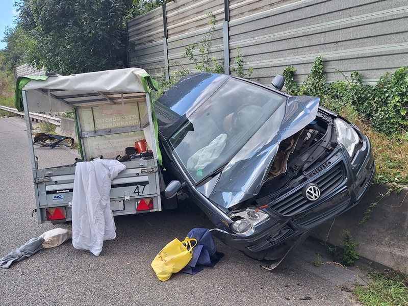 POL-DEL: Autobahnpolizei Ahlhorn: Verkehrsunfall mit einer leicht verletzten Person auf der Autobahn 28 in Delmenhorst +++ Erhebliche Verkehrsbehinderungen - Foto: presseportal.de