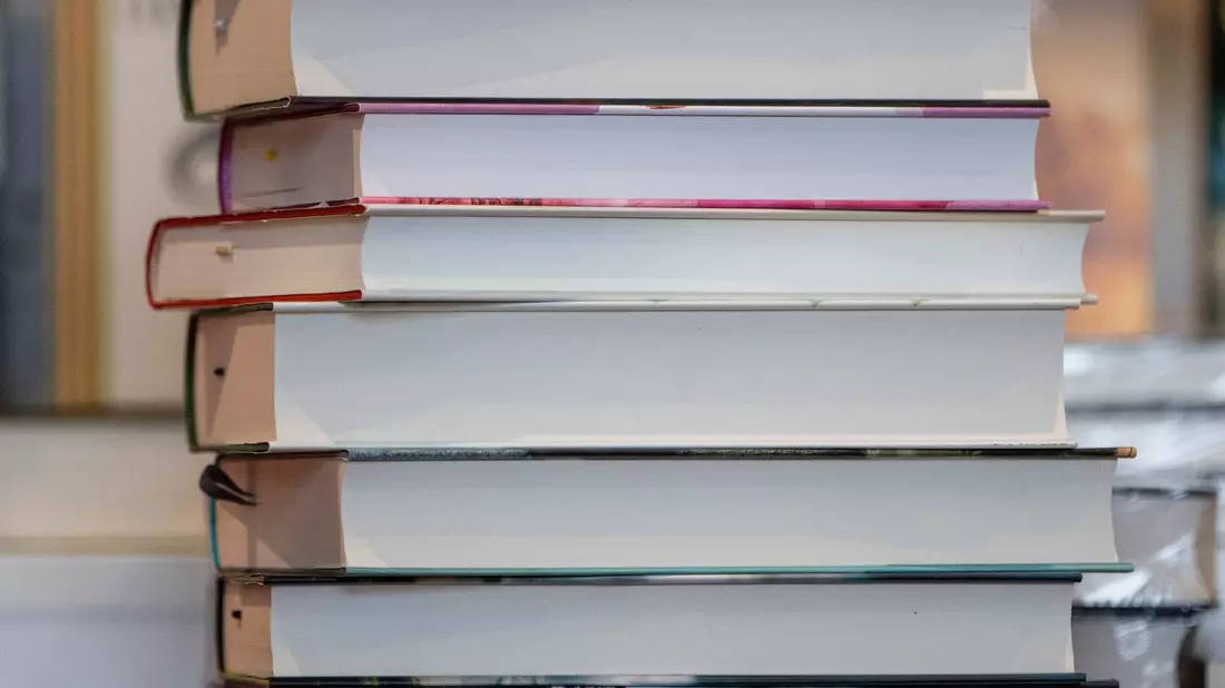 Sechs Autorinnen und Autoren können auf den Deutschen Buchpreis hoffen. - Bild: Boris Roessler/dpa