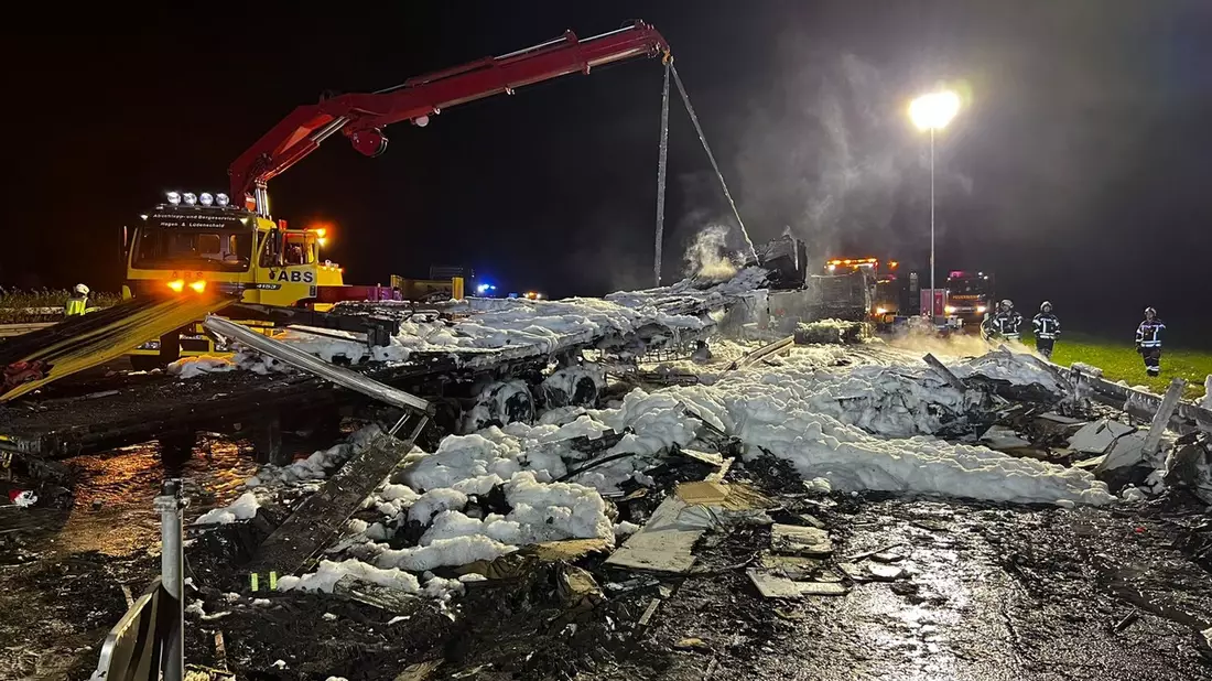 FW-EN: LKW brennt in voller Ausdehnung Autobahn zeitweise gesperrt - Bild: presseportal.de