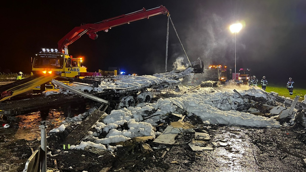 FW-EN: LKW brennt in voller Ausdehnung Autobahn zeitweise gesperrt - Foto: presseportal.de