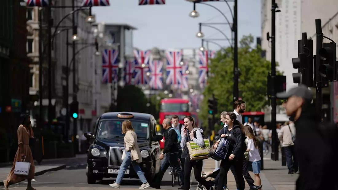 Täglich werden etwa 500.000 Passanten auf der Oxford Street gezählt. (Archivbild) - Bild: Matt Dunham/AP/dpa