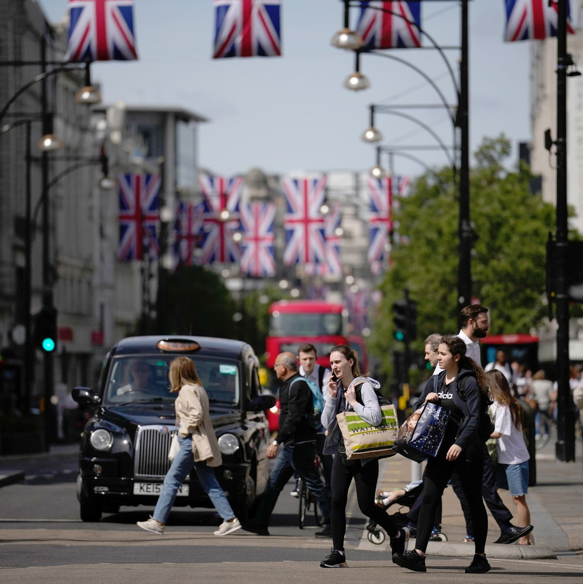Täglich werden etwa 500.000 Passanten auf der Oxford Street gezählt. (Archivbild) - Foto: Matt Dunham/AP/dpa