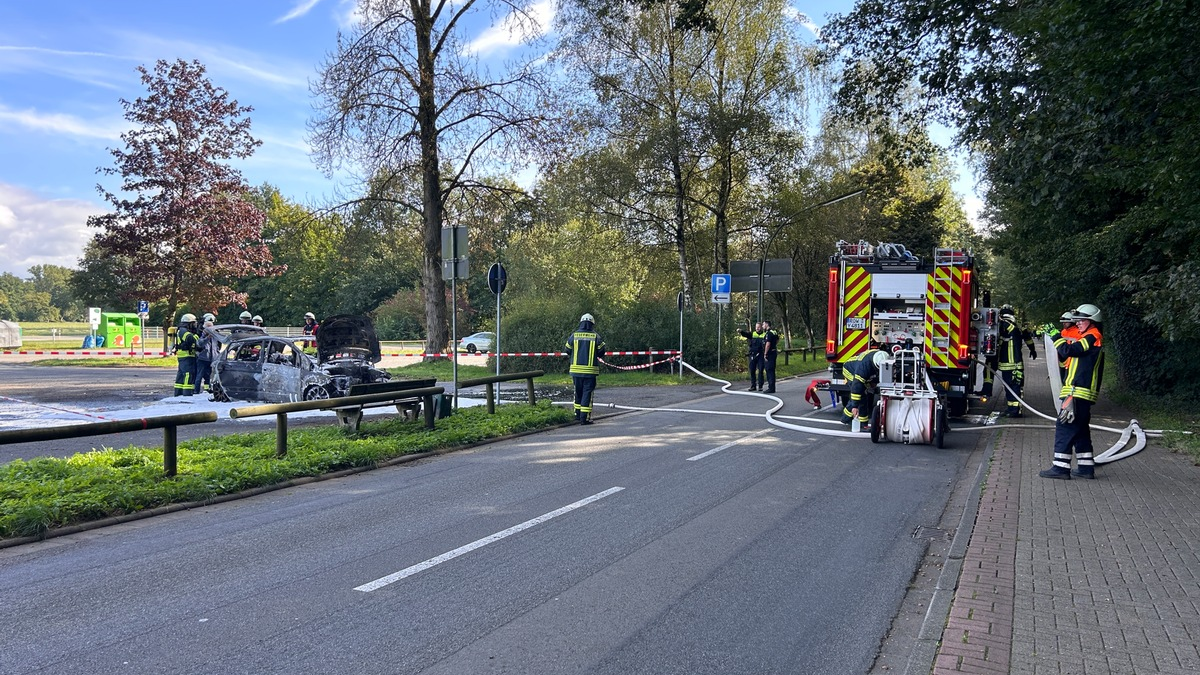 FW-ROW: PKW-Brand an Zevener Veranstaltungsgelände - Foto: presseportal.de