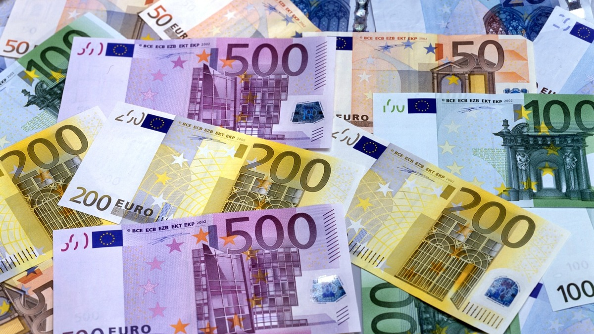 HZA-IZ: Zoll entdeckt Reisende mit 150.000 Euro am Flughafen Hamburg / 15.000 Euro Sicherheit setzte der Zoll bei nicht ordnungsgemäßer Bargeldeinfuhr über 150.000 Euro fest - Foto: presseportal.de