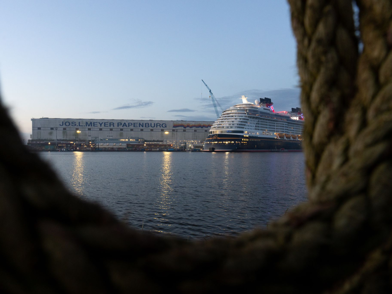 Die für ihre Kreuzfahrtschiffe bekannte Meyer Werft braucht in einer schweren Finanzkrise staatliche Unterstützung. - Foto: Izabella Mittwollen/dpa