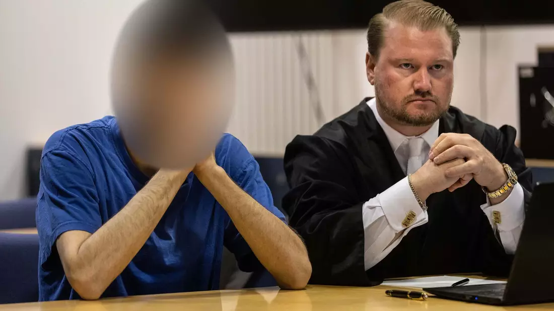Als sie den mutmaßlichen Mörder ihrer Tochter zum ersten Mal wieder im Gerichtssaal sieht, bricht die Mutter in Tränen aus. - Bild: Dieter Menne/dpa
