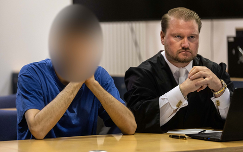 Als sie den mutmaßlichen Mörder ihrer Tochter zum ersten Mal wieder im Gerichtssaal sieht, bricht die Mutter in Tränen aus. - Foto: Dieter Menne/dpa