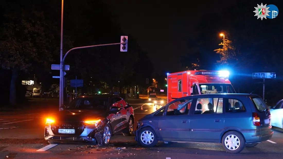 POL-OB: Abbiegeunfall - Personenschaden und zwei nicht fahrbereite Fahrzeuge - Bild: presseportal.de