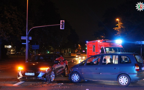 POL-OB: Abbiegeunfall - Personenschaden und zwei nicht fahrbereite Fahrzeuge - Foto: presseportal.de