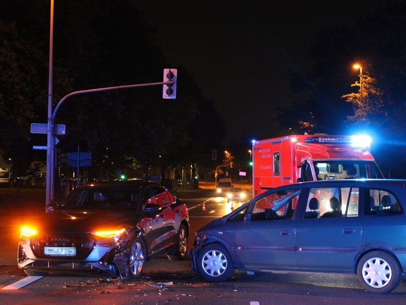 POL-OB: Abbiegeunfall - Personenschaden und zwei nicht fahrbereite Fahrzeuge - Foto: presseportal.de