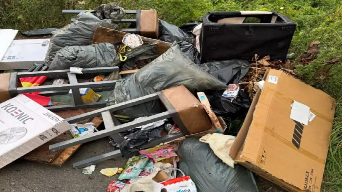 POL-STD: Zwei Autos in der Gemarkung Dollern und in Stade aufgebrochen und Geldbörsen erbeutet, Müll in Dollerner Feldmark abgelegt - Polizei sucht Zeugen - Bild: presseportal.de