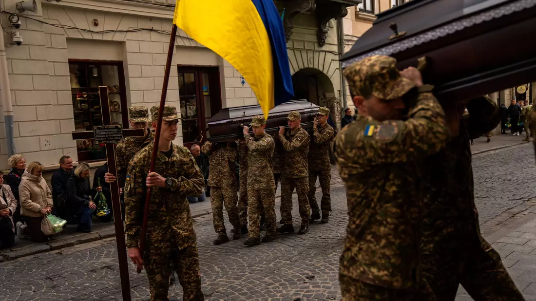 Beerdigungen von toten Soldaten sind in der Ukraine an der Tagesordnung. (Archivbild) - Bild: Francisco Seco/AP