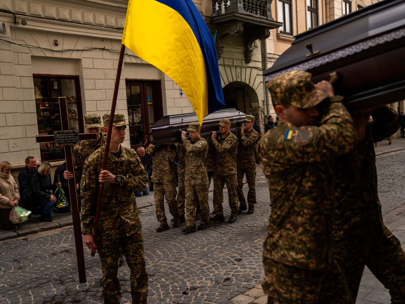 Beerdigungen von toten Soldaten sind in der Ukraine an der Tagesordnung. (Archivbild) - Foto: Francisco Seco/AP