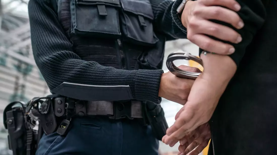 Bundespolizeidirektion München: Bundespolizei am Flughafen München vollstreckt zwei Haftbefehle - Stadelheim statt Istanbul - Bild: presseportal.de