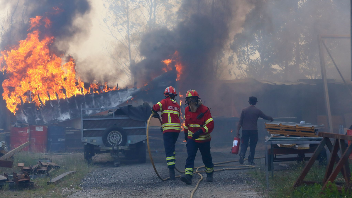 Die Flammen erfassten viele Gebäude und Fahrzeuge.(Foto kltuell) - Foto: Bruno Fonseca/AP