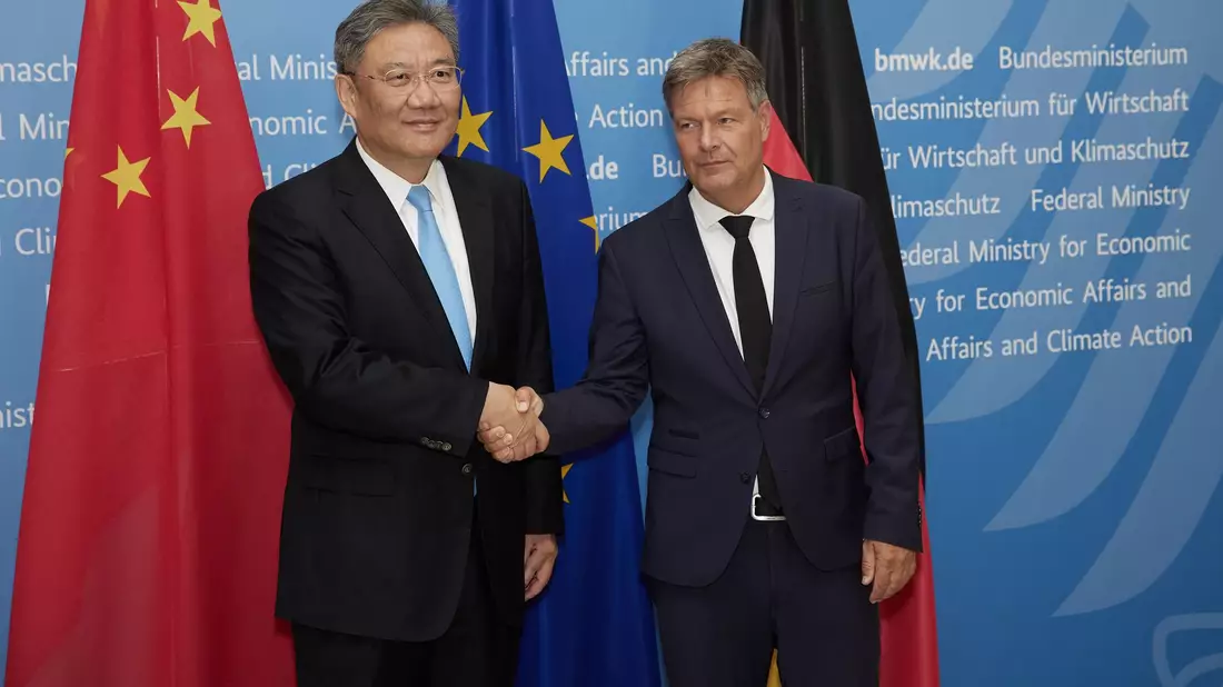 Wirtschaftsminister Robert Habeck (r) und der chinesische Handelsminister Wang Wentao in Berlin. - Bild: Joerg Carstensen/dpa