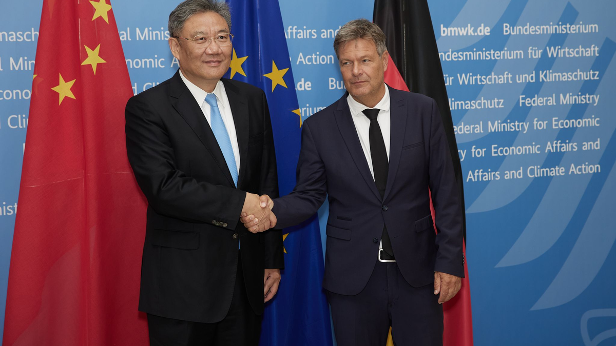 Wirtschaftsminister Robert Habeck (r) und der chinesische Handelsminister Wang Wentao in Berlin. - Foto: Joerg Carstensen/dpa