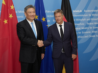 Wirtschaftsminister Robert Habeck (r) und der chinesische Handelsminister Wang Wentao in Berlin. - Foto: Joerg Carstensen/dpa